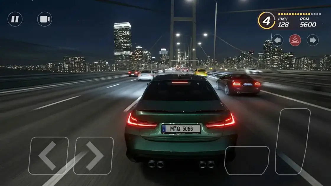 Highway Racer Pro - Car Racing: carro verde numa ponte de autoestrada à noite, com a cidade iluminada ao fundo